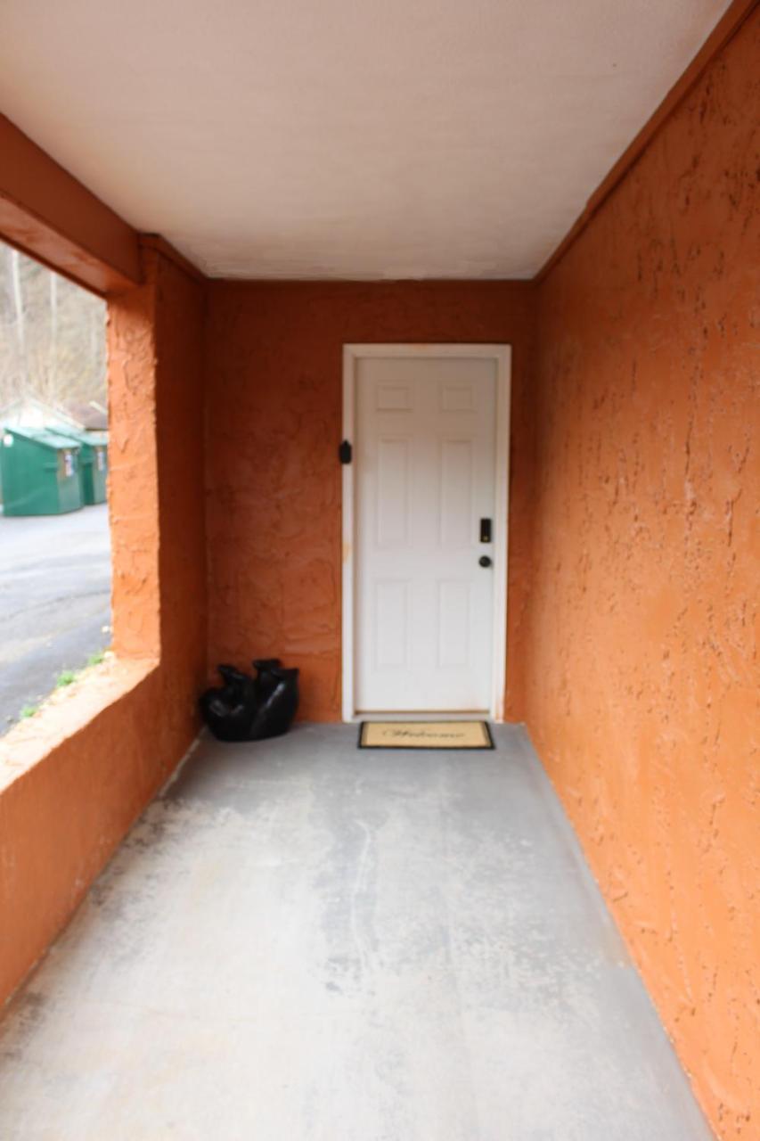 Spacious Downtown Condo Walking Distance To Downtown Gatlinburg Sleeps 6 Guests المظهر الخارجي الصورة