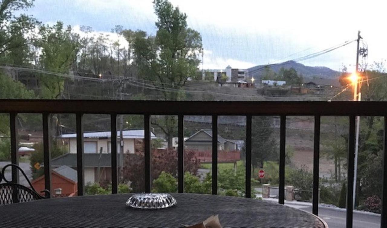 Spacious Downtown Condo Walking Distance To Downtown Gatlinburg Sleeps 6 Guests المظهر الخارجي الصورة