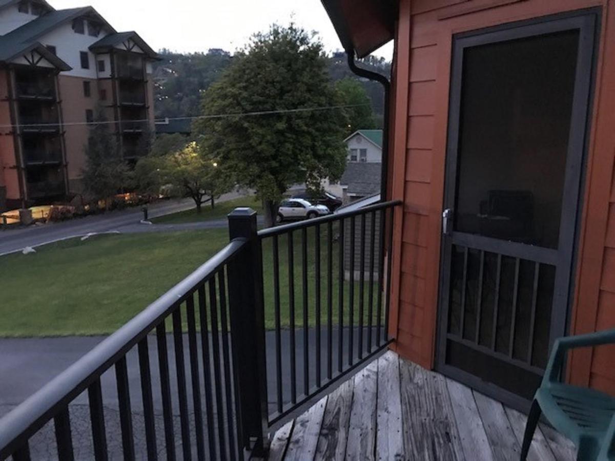 Spacious Downtown Condo Walking Distance To Downtown Gatlinburg Sleeps 6 Guests المظهر الخارجي الصورة